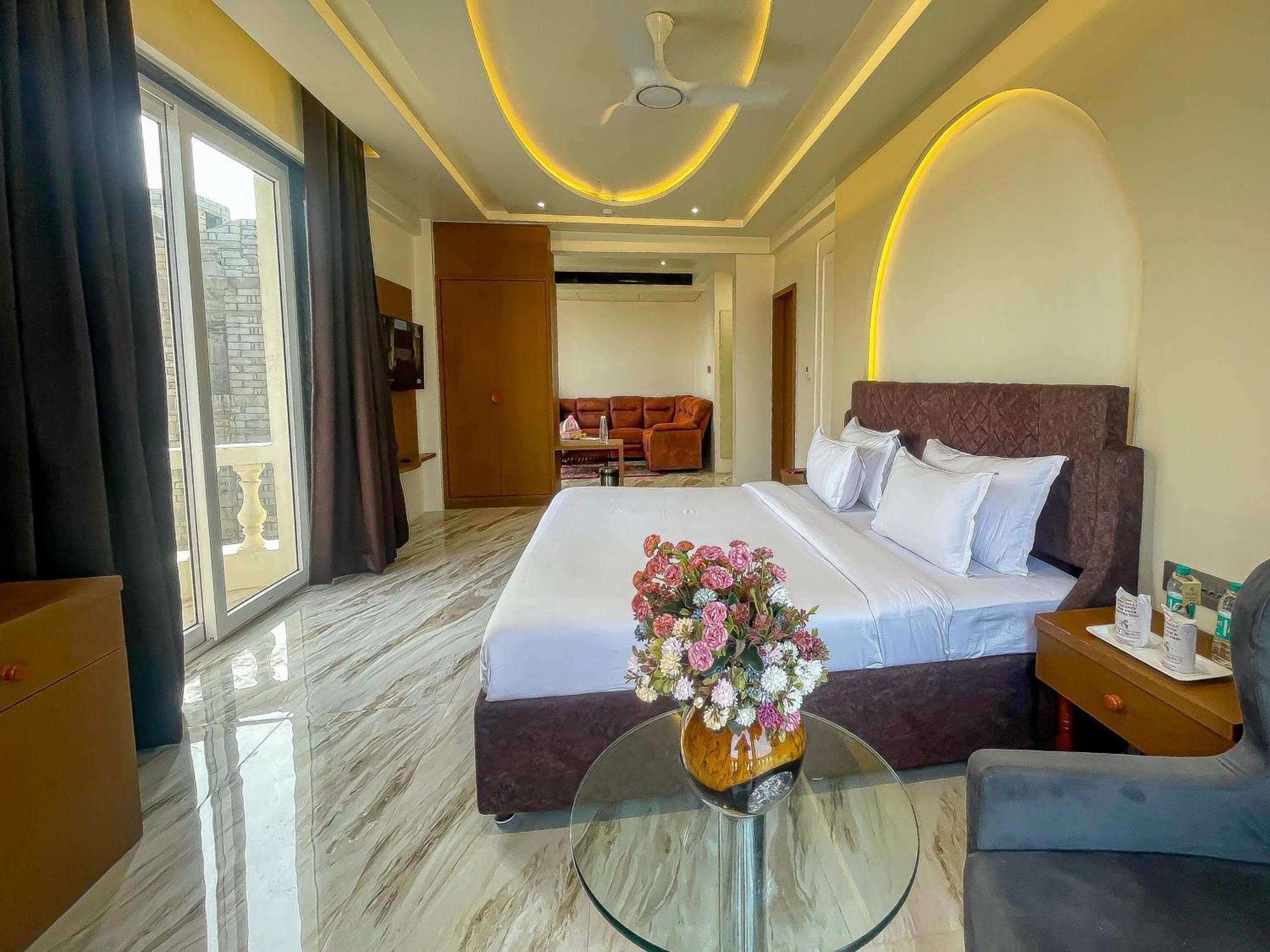 The S Crown Somnath Hotel Eksteriør billede