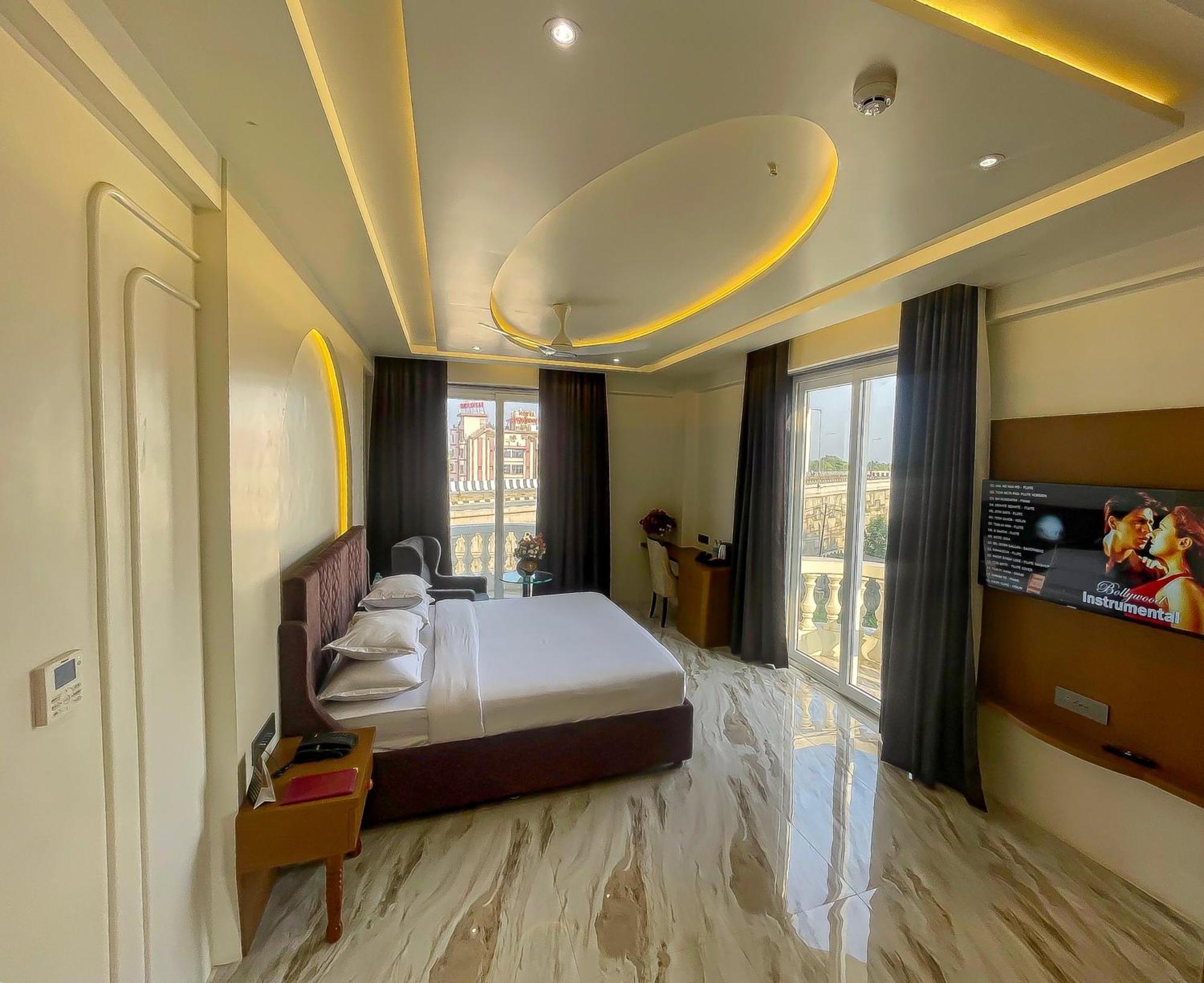 The S Crown Somnath Hotel Eksteriør billede
