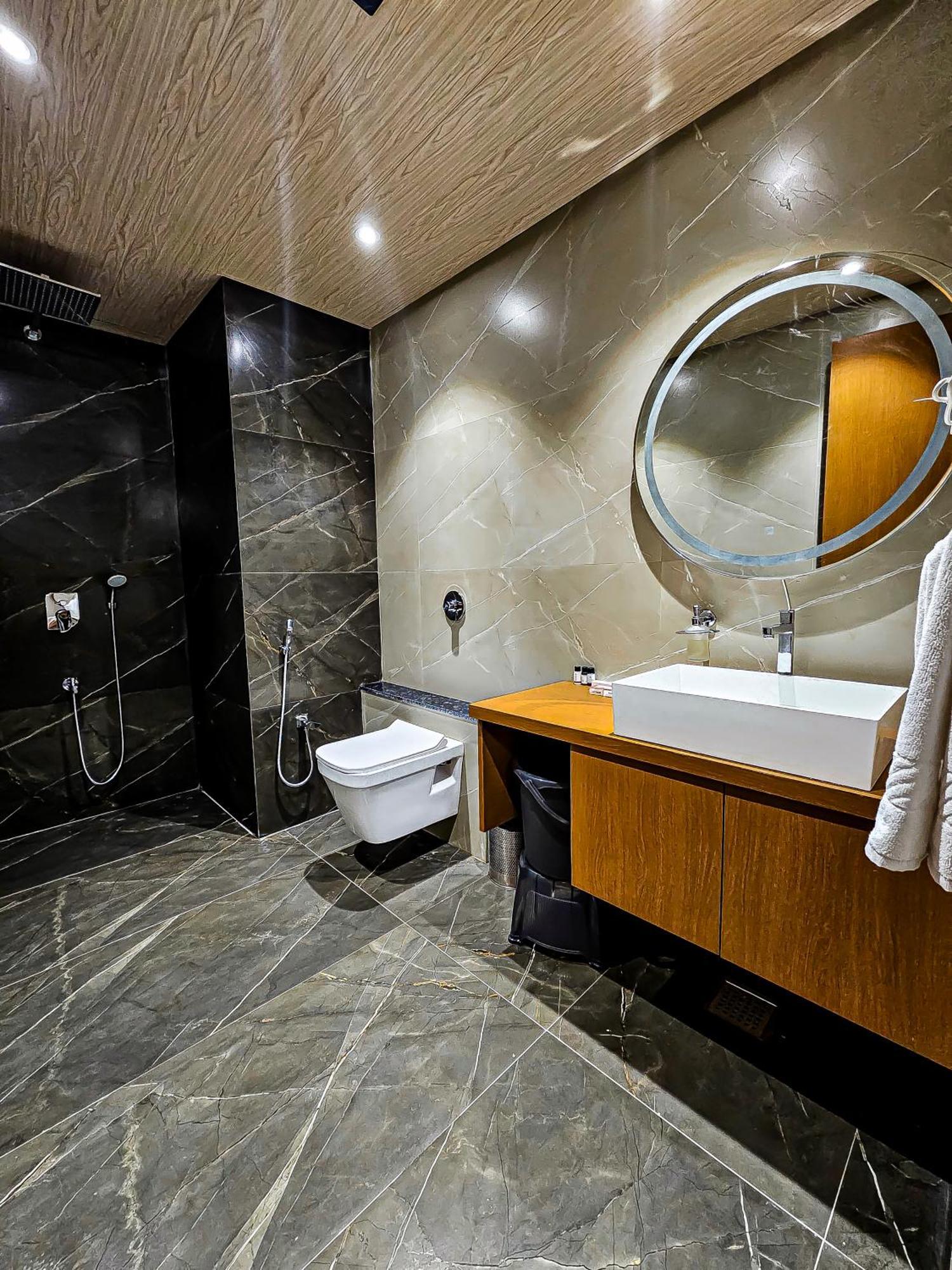The S Crown Somnath Hotel Eksteriør billede