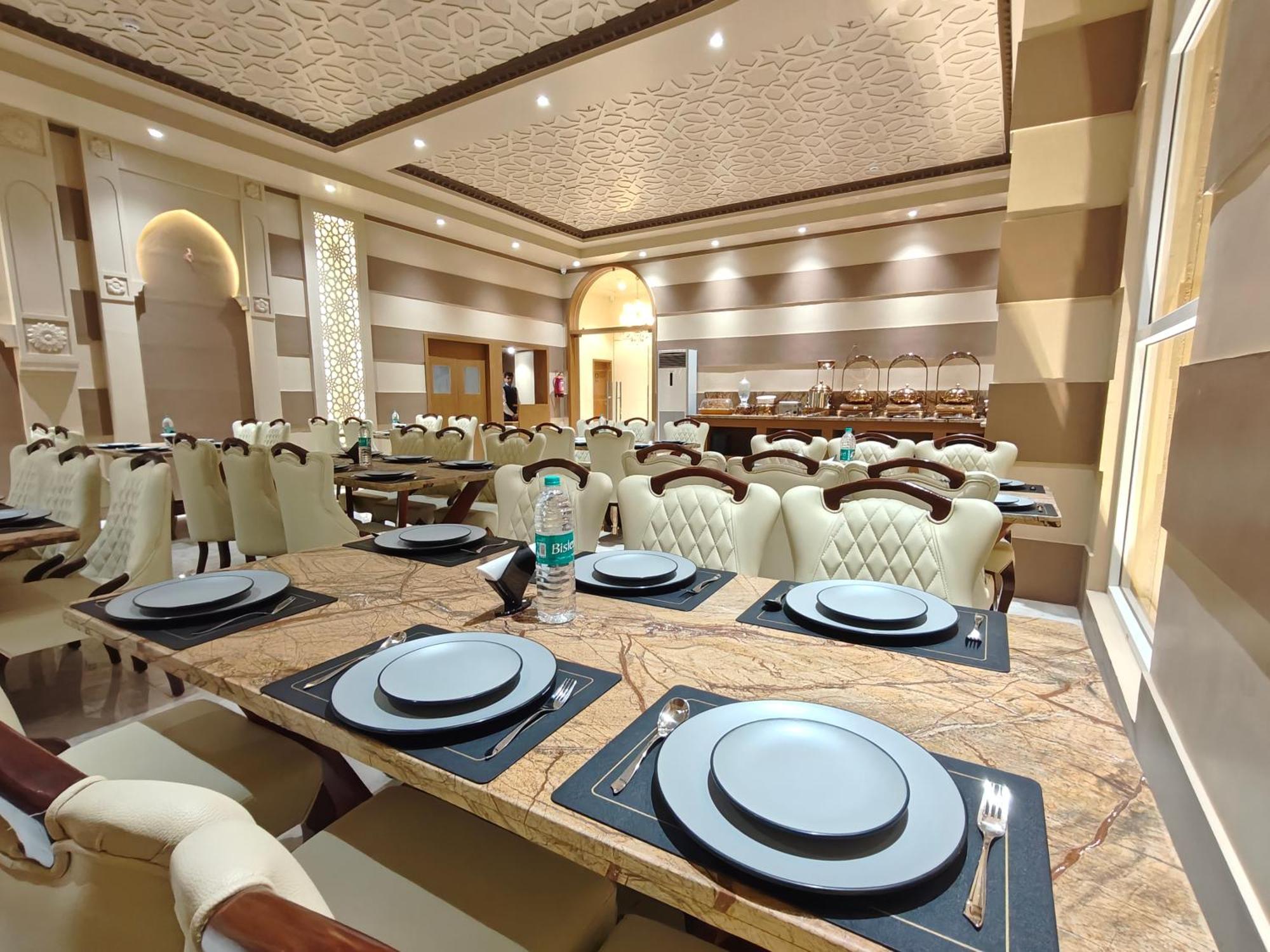 The S Crown Somnath Hotel Eksteriør billede