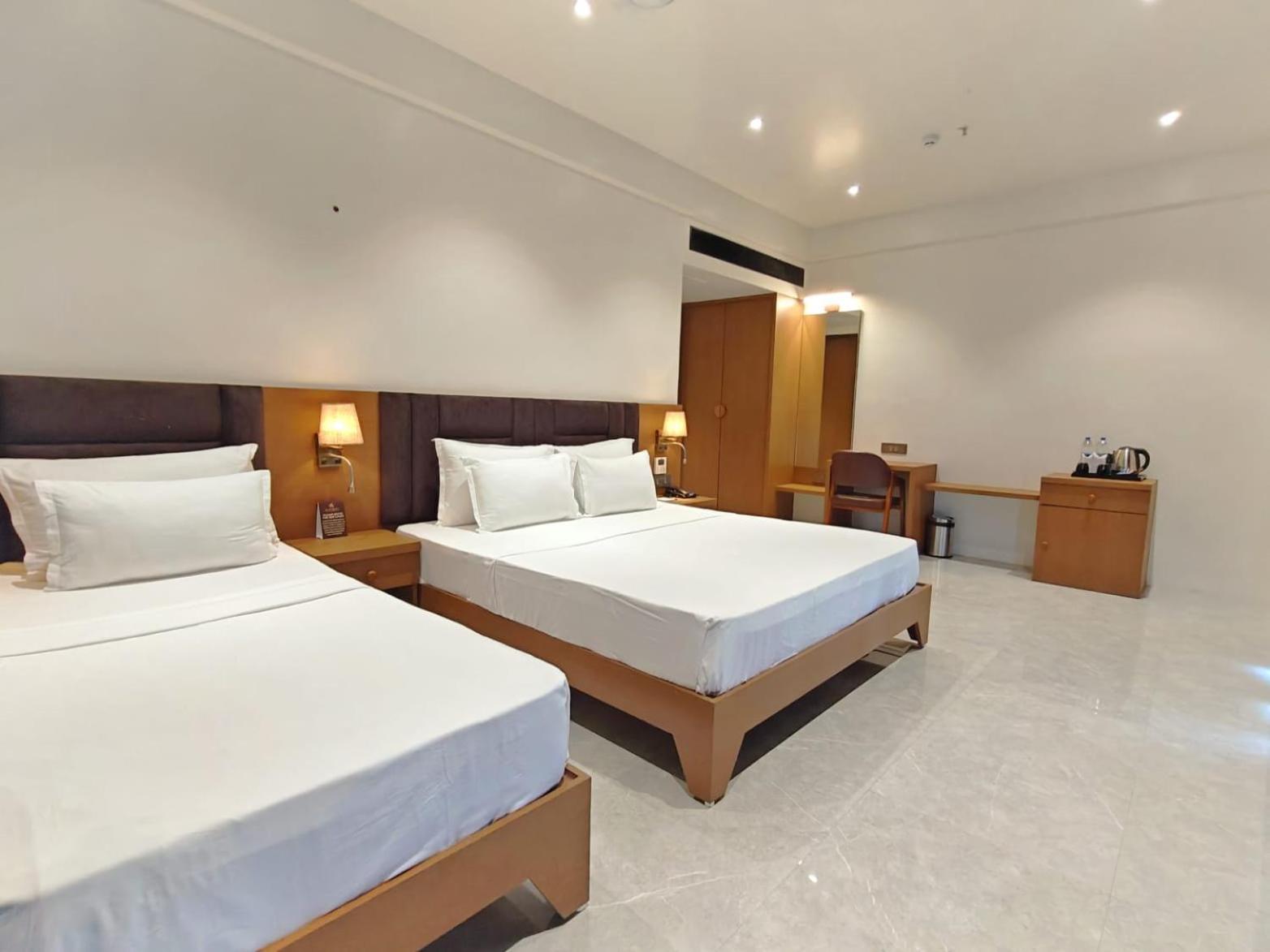 The S Crown Somnath Hotel Eksteriør billede