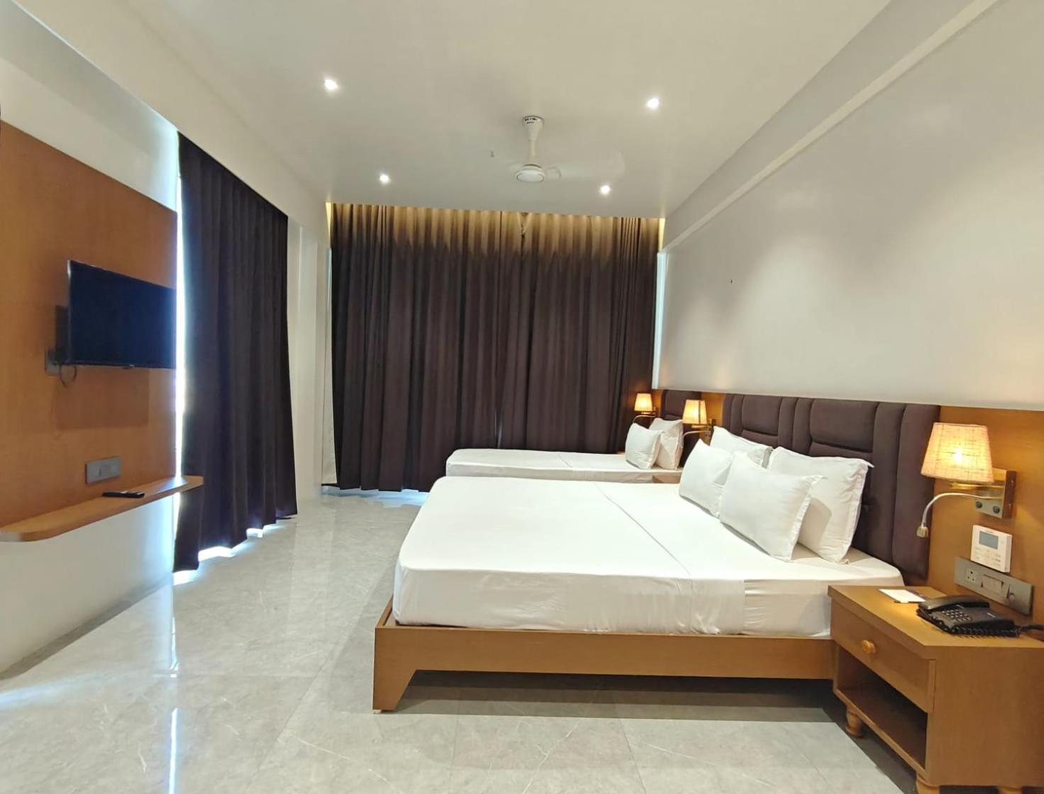 The S Crown Somnath Hotel Eksteriør billede