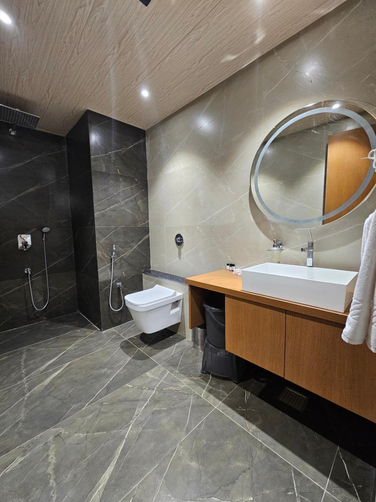 The S Crown Somnath Hotel Eksteriør billede