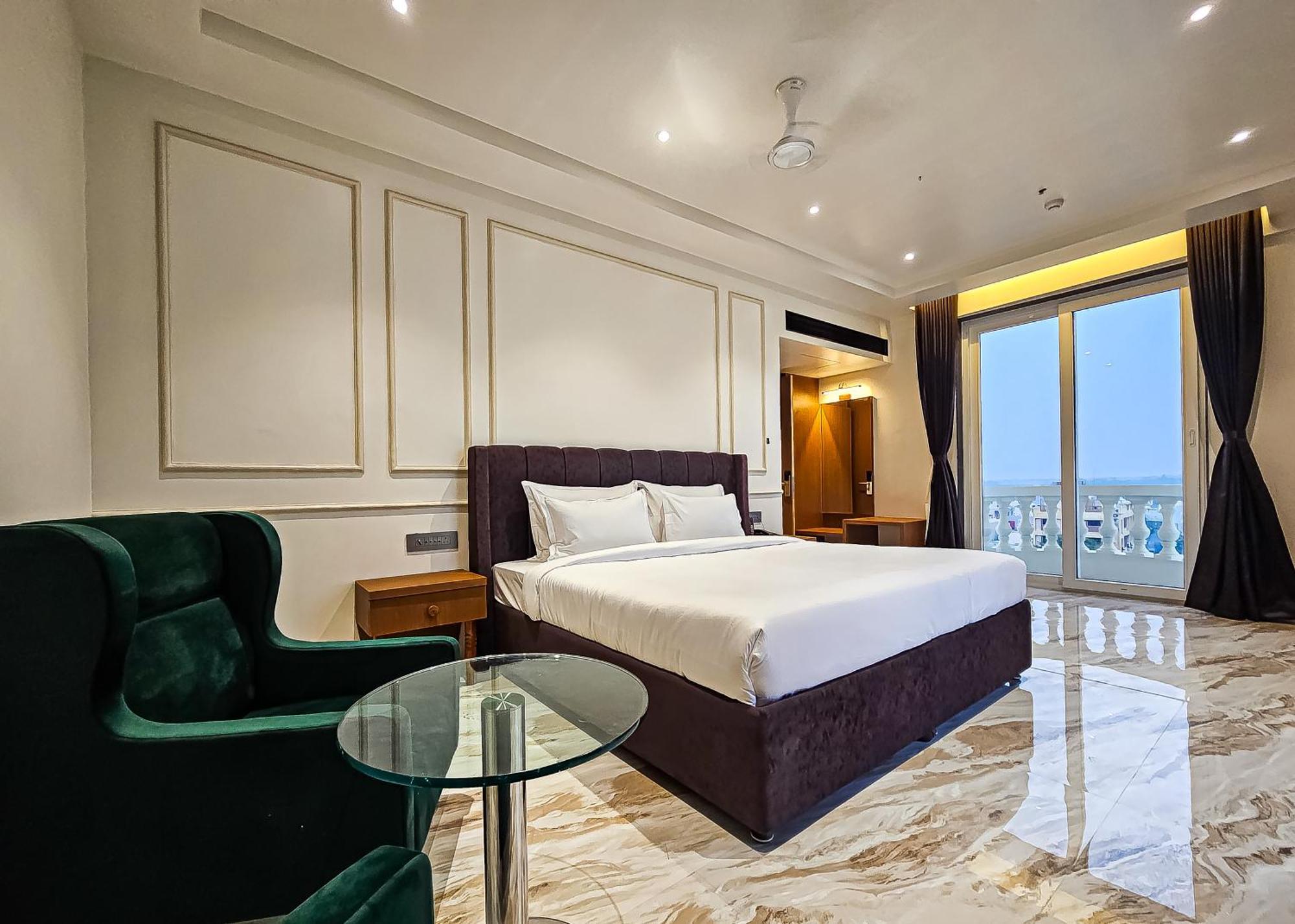The S Crown Somnath Hotel Eksteriør billede